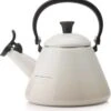 Le Creuset Fluitketel Kone - Meringue 2 Le Creuset Fluitketel Kone - Meringue -Keuken Serie Winkel 1132x1200