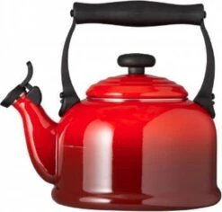 Le Creuset Tradition Fluitketel - 2.1 L - Kersenrood 9 Le Creuset Tradition Fluitketel - 2.1 L - Kersenrood -Keuken Serie Winkel 1200x1145 3