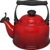 Le Creuset Tradition Fluitketel - 2.1 L - Kersenrood 1 Le Creuset Tradition Fluitketel - 2.1 L - Kersenrood -Keuken Serie Winkel 1200x1188