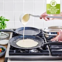 GreenPan Essentials Pannenkoekenpan 24cm - Zwart - Inductie - PFAS-vrij 21 GreenPan Essentials Pannenkoekenpan 24cm - Zwart - Inductie - PFAS-vrij -Keuken Serie Winkel 1200x1200 381