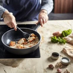 Demeyere Alu Classico 3 Wokpan – Inductie – Ceraforce Keramische Antikleeflaag – 28 Cm – PTFE En PFAS Vrij 12 Demeyere Alu Classico 3 Wokpan – Inductie – Ceraforce Keramische Antikleeflaag – 28 Cm – PTFE En PFAS Vrij -Keuken Serie Winkel 1200x1200 674