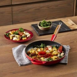 Le Creuset Koekenpan Signature Kersenrood - ø 28 Cm / 2.6 Liter - Geëmailleerde Anti-aanbaklaag 13 Le Creuset Koekenpan Signature Kersenrood - ø 28 Cm / 2.6 Liter - Geëmailleerde Anti-aanbaklaag -Keuken Serie Winkel 1200x1200 821