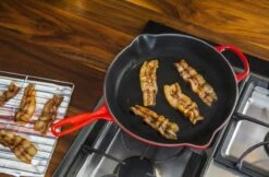 Le Creuset - Gietijzeren Ronde Skillet In Kersenrood 23cm -Keuken Serie Winkel 1200x787