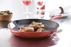 Le Creuset - Gietijzeren Ronde Skillet In Kersenrood 23cm -Keuken Serie Winkel 1200x799 43