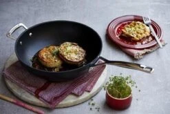 Le Creuset Wokpan - Met Steel - Les Forgées TNS - ø 26 Cm / 3.4 Liter - Standaard Anti-aanbaklaag 8 Le Creuset Wokpan - Met Steel - Les Forgées TNS - ø 26 Cm / 3.4 Liter - Standaard Anti-aanbaklaag -Keuken Serie Winkel 1200x800 145