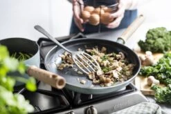 GreenPan Mayflower Koekenpannenset Ø 20cm + Ø 24cm + 1 Accessoire - Lichtblauw - Inductie - PFAS-vrij 25 GreenPan Mayflower Koekenpannenset Ø 20cm + Ø 24cm + 1 Accessoire - Lichtblauw - Inductie - PFAS-vrij -Keuken Serie Winkel 1200x800 50