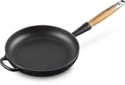 Le Creuset Koekenpan Signature Mat Zwart - ø 28 Cm / 2.6 Liter - Geëmailleerde Anti-aanbaklaag 16 Le Creuset Koekenpan Signature Mat Zwart - ø 28 Cm / 2.6 Liter - Geëmailleerde Anti-aanbaklaag -Keuken Serie Winkel 1200x823 2