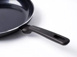 GreenPan Memphis Koekenpannenset - 3-delig - Zwart - Inductie - PFAS-vrij 25 GreenPan Memphis Koekenpannenset - 3-delig - Zwart - Inductie - PFAS-vrij -Keuken Serie Winkel 1200x900 26