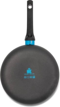 BK Blue Label Basics Hapjespan - Ø 24 Cm - Keramisch (PFAS Vrij) - Geen Inductie 7 BK Blue Label Basics Hapjespan - Ø 24 Cm - Keramisch (PFAS Vrij) - Geen Inductie -Keuken Serie Winkel 679x1200 1