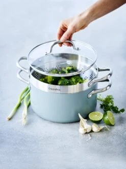 GreenPan Mayflower Pannenset - 5-delig + 5 Accessoires - Lichtblauw - Inductie - PFAS-vrij 29 GreenPan Mayflower Pannenset - 5-delig + 5 Accessoires - Lichtblauw - Inductie - PFAS-vrij -Keuken Serie Winkel 899x1200